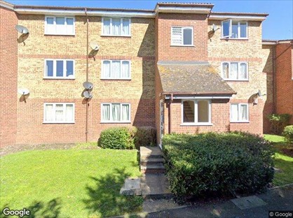2 Bed Flat, Stirling Close, RM13