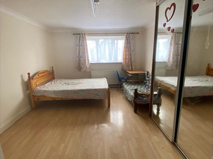 Studio Flat, Bath Road, TW3