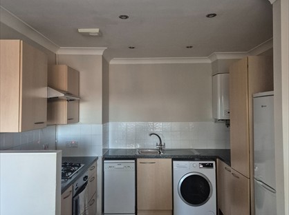 1 Bed Maisonette, Roberts Way, GU6