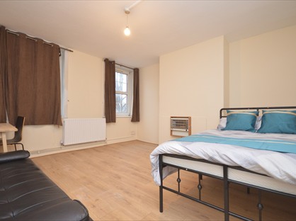 Room in a Shared Flat, Electric House, E3