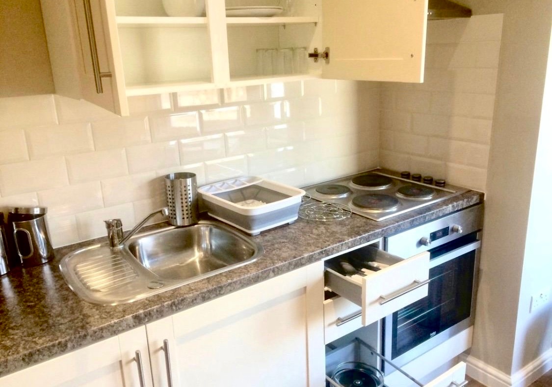 London - Studio Flat, Broomfield Avenue, N13 - To Rent Now for £1,300. ...