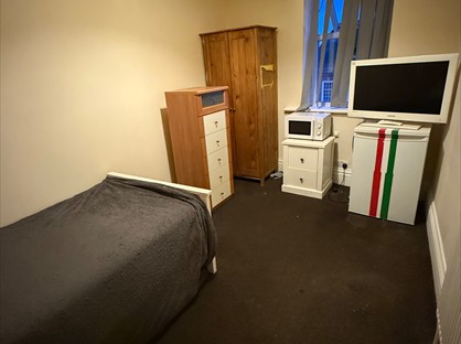 Room in a Shared House, Church Street, M30