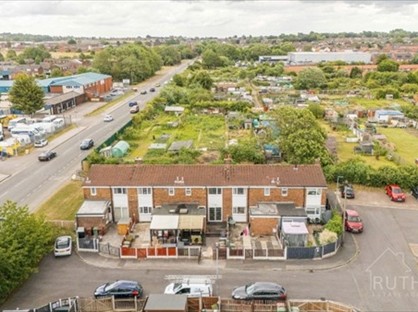 3 Bed Terraced House, Hillcrest Avenue, WF7