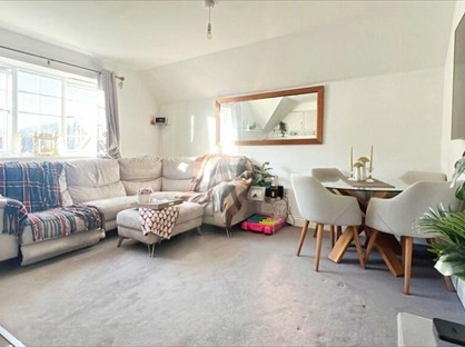 2 Bed Flat, Jasmine Square, RG5