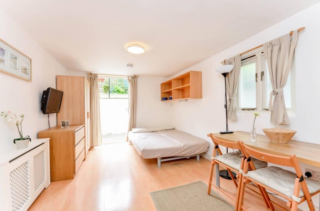 Studio Flat, West Cromwell Road, SW5