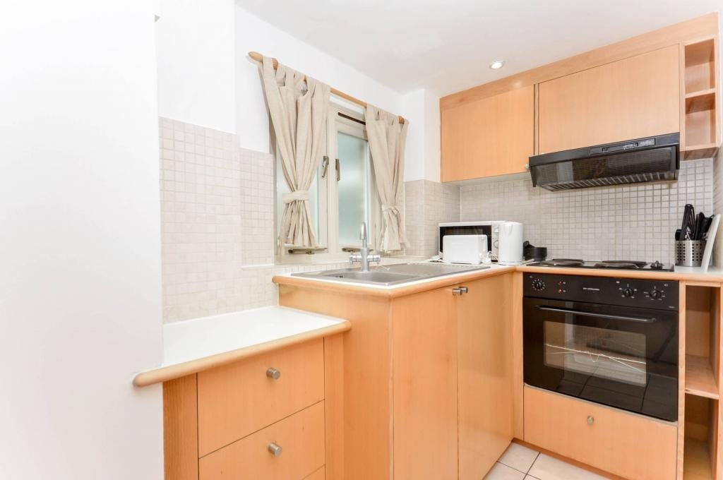 Studio Flat, West Cromwell Road, SW5 photo 2