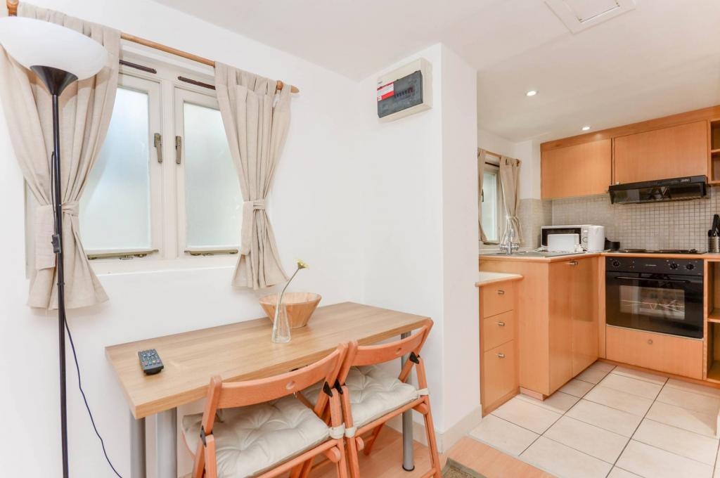 Studio Flat, West Cromwell Road, SW5 photo 3
