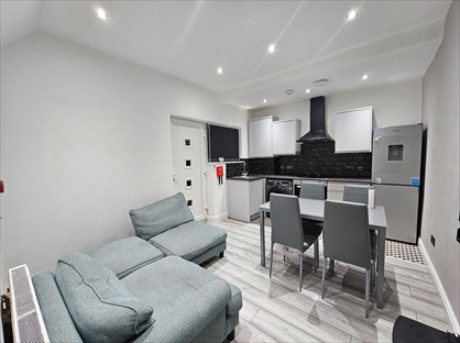 2 Bed Flat, Dickenson Road, M14