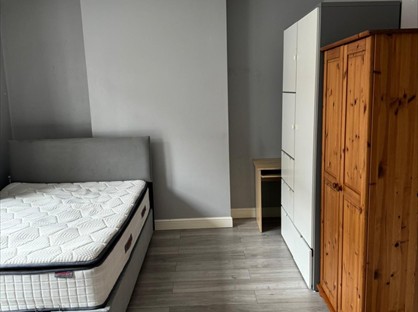 Room in a Shared Flat, Upper High Street, KT17