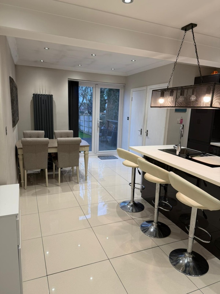 uxbridge-3-bed-semi-detached-house-clifton-gardens-ub10-to-rent