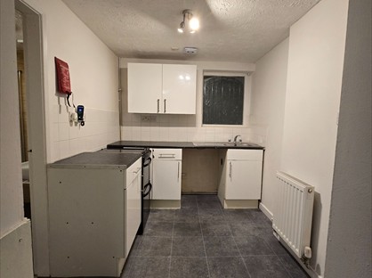 Studio Flat, Oxford Arcade, LL34