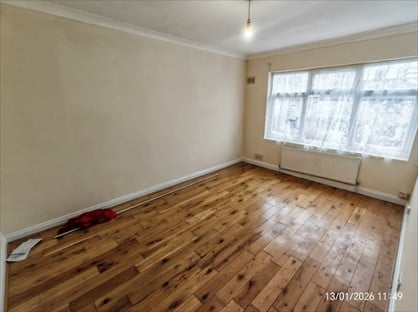 2 Bed Flat, Abbs Cross Lane, RM12