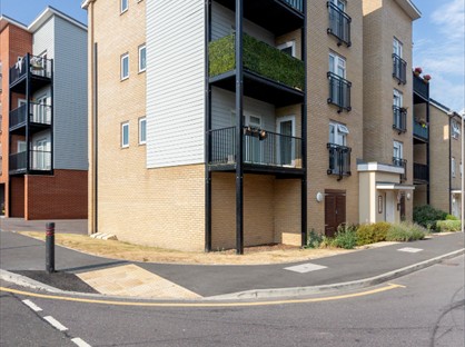 2 Bed Flat, Gumley Road, RM20