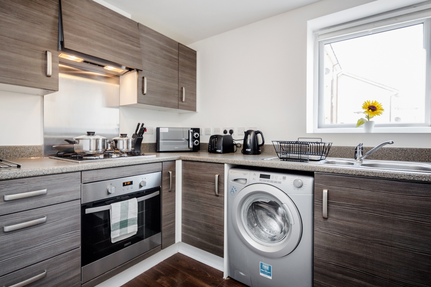 grays-2-bed-flat-gumley-road-rm20-to-rent-now-for-1-450-00-p-m