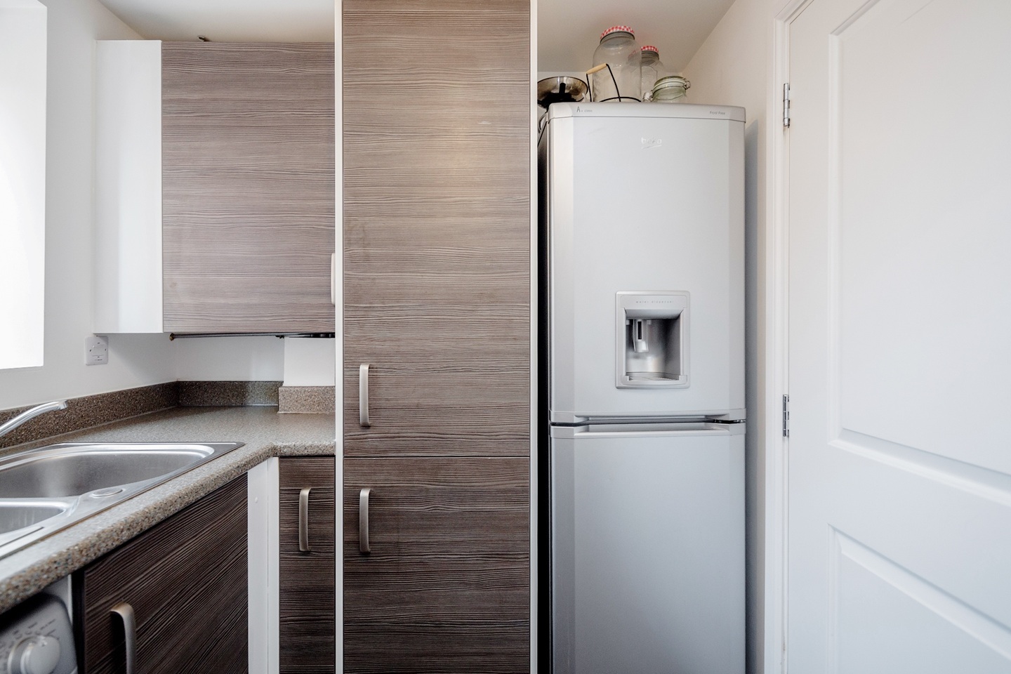 grays-2-bed-flat-gumley-road-rm20-to-rent-now-for-1-450-00-p-m