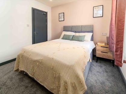 Room in a Shared House, Valley Road, OL2