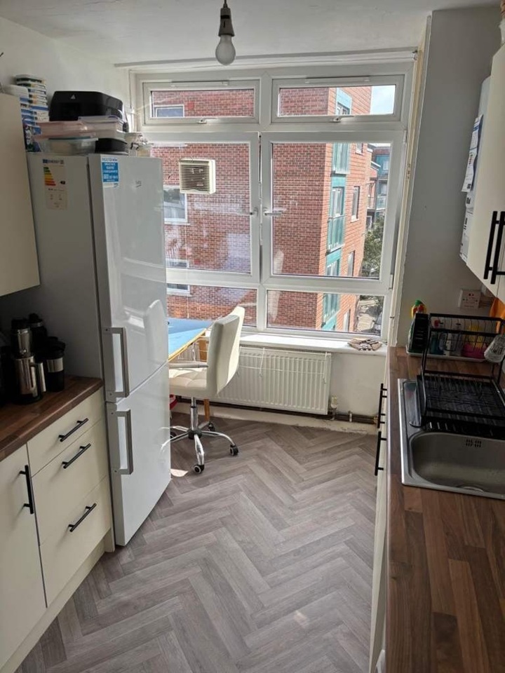 Additional image 3 of Room in a Shared Flat, York Road, SW11, N1 7GU