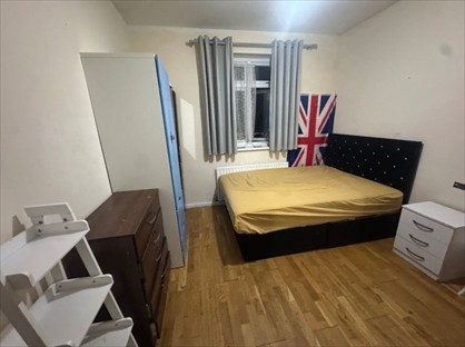 Room in a Shared Flat, Wood Lane, RM8