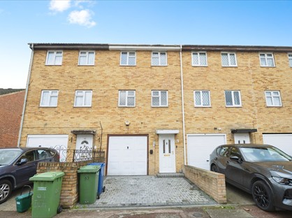 3 Bed Terraced House, Dent Close, RM15