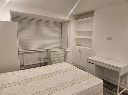 Room in a Shared House, Cheam, SM3