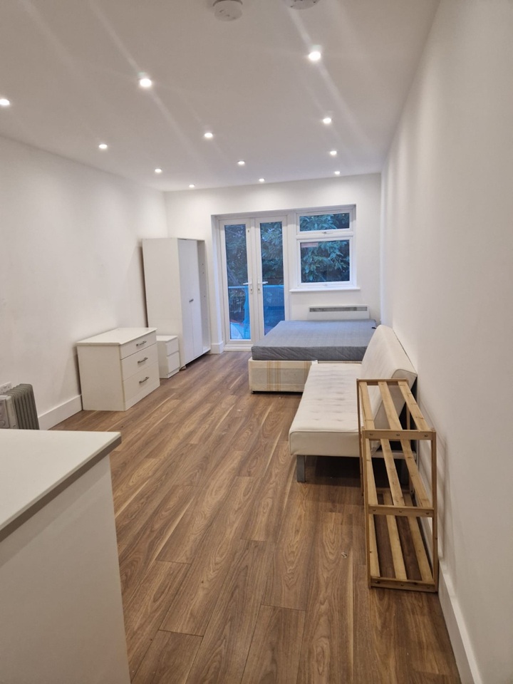 London - Studio Flat, Brentmead Place, NW11 - To Rent Now for £1,150.00 p/m