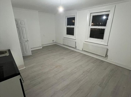 Studio Flat, Coombe Lane, SW20