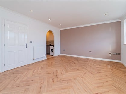 2 Bed Flat, Arklay Close, UB8