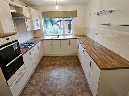 Studio Flat, Hamilton Court, L23