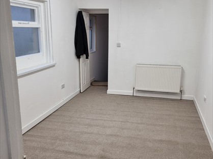 2 Bed Maisonette, High Street, CF43