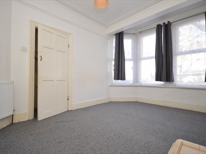 3 Bed Terraced House, Henniker Gardens, E6