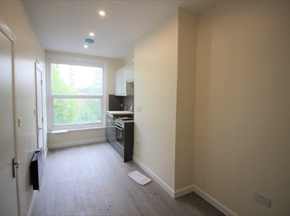 Studio Flat, High Street, SE25