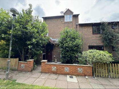 5 Bed Terraced House, Starling Walk, TW12