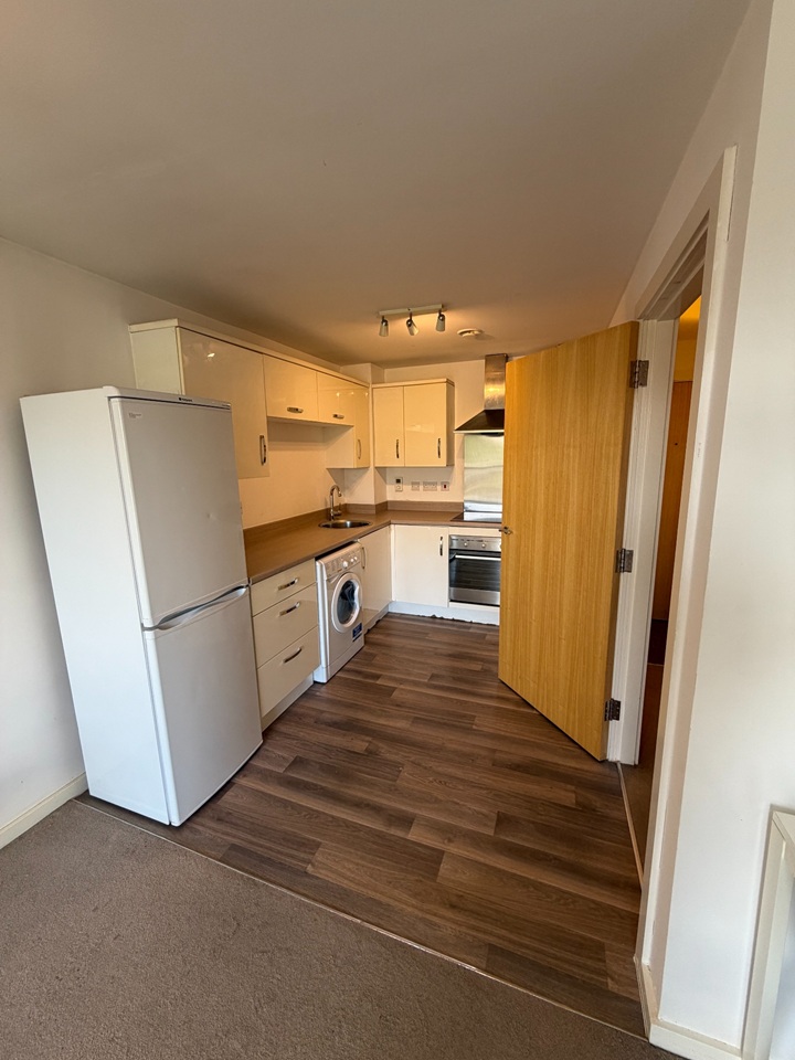 1 Bed Flat, Spinner House, M5 photo 5