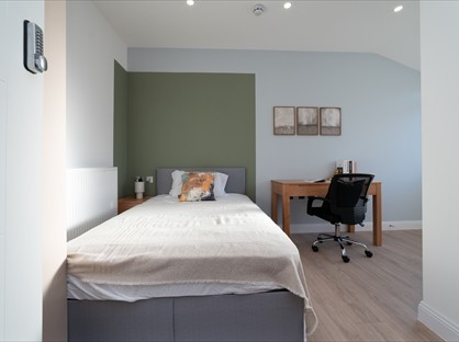 Room in a Shared House, Hook Road, KT19