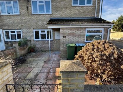 Studio Flat, Byron Close, KT12