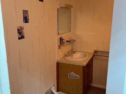 Room in a Shared House, Colman Close, KT18