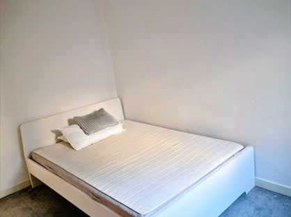 Room in a Shared Flat, Moir Street, G1