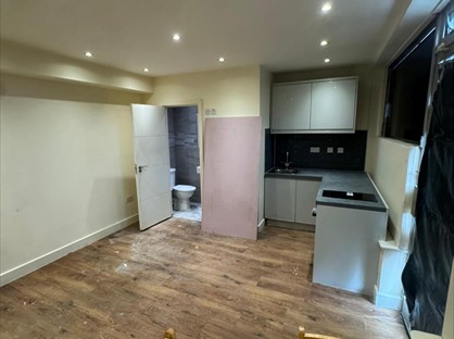 Studio Flat, Station Road, CR3
