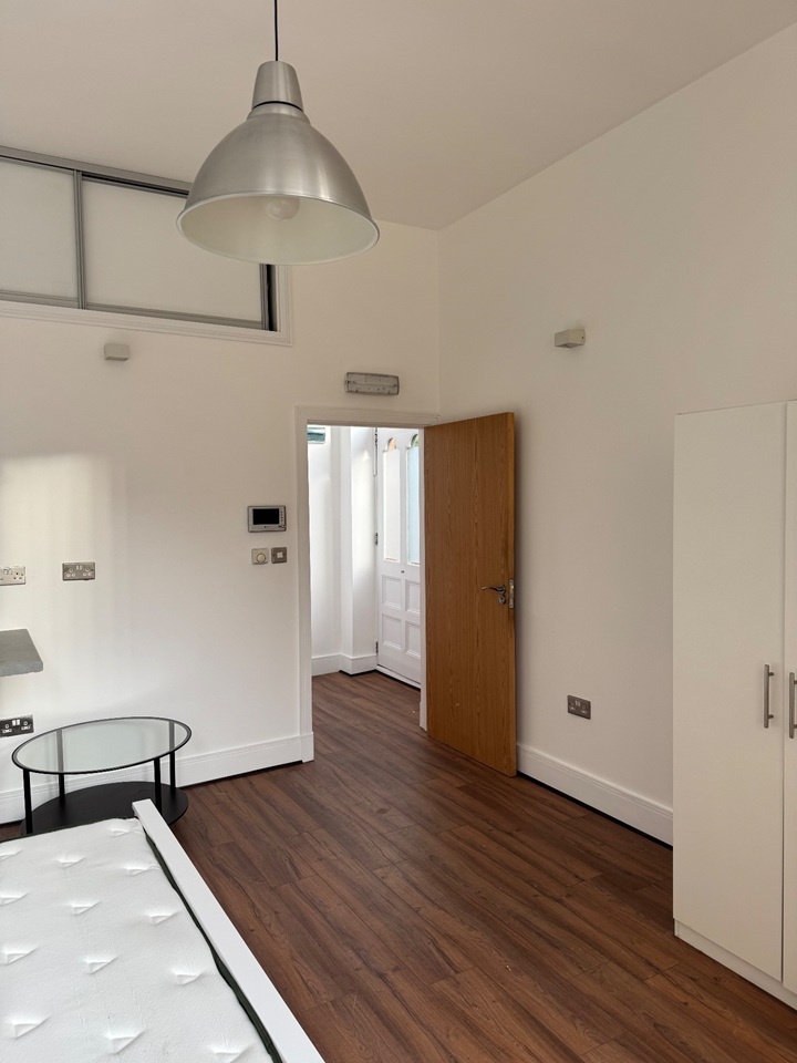 Studio Flat, Finchley Road, NW3 photo 3