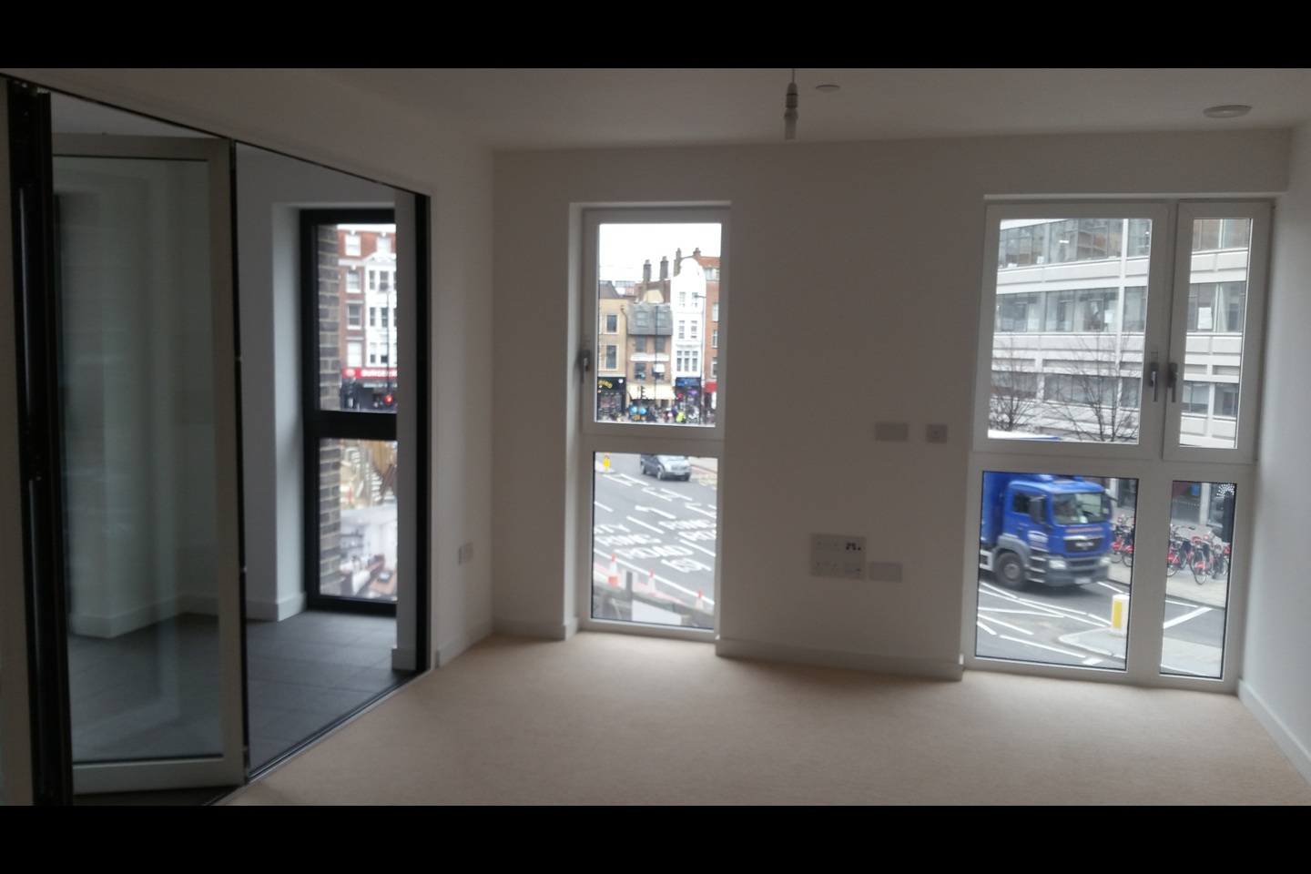 Room in a Shared Flat, District Court, E1 photo 2