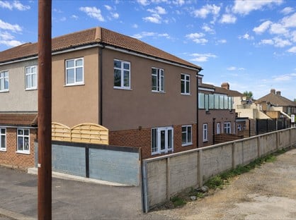 2 Bed Flat, Jasper Court, RM11