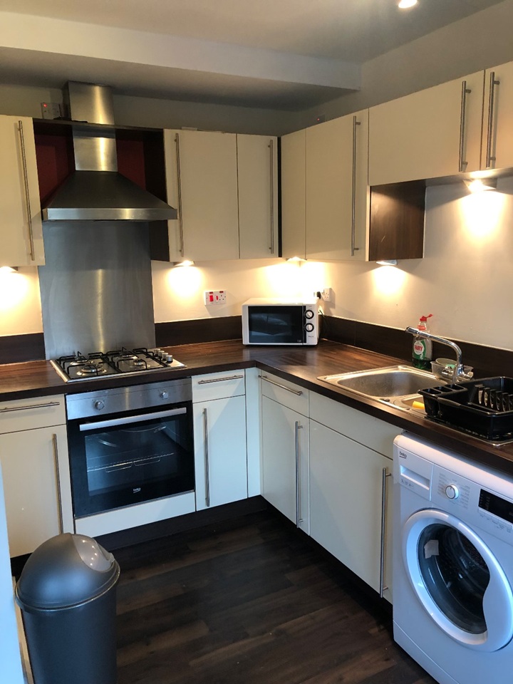 2 Bed Flat, Shields Road, G41 photo 3