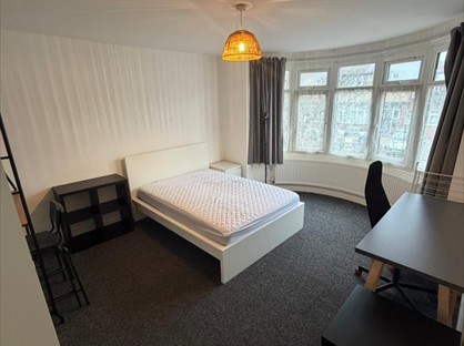 Room in a Shared House, Parkland Road, IG8