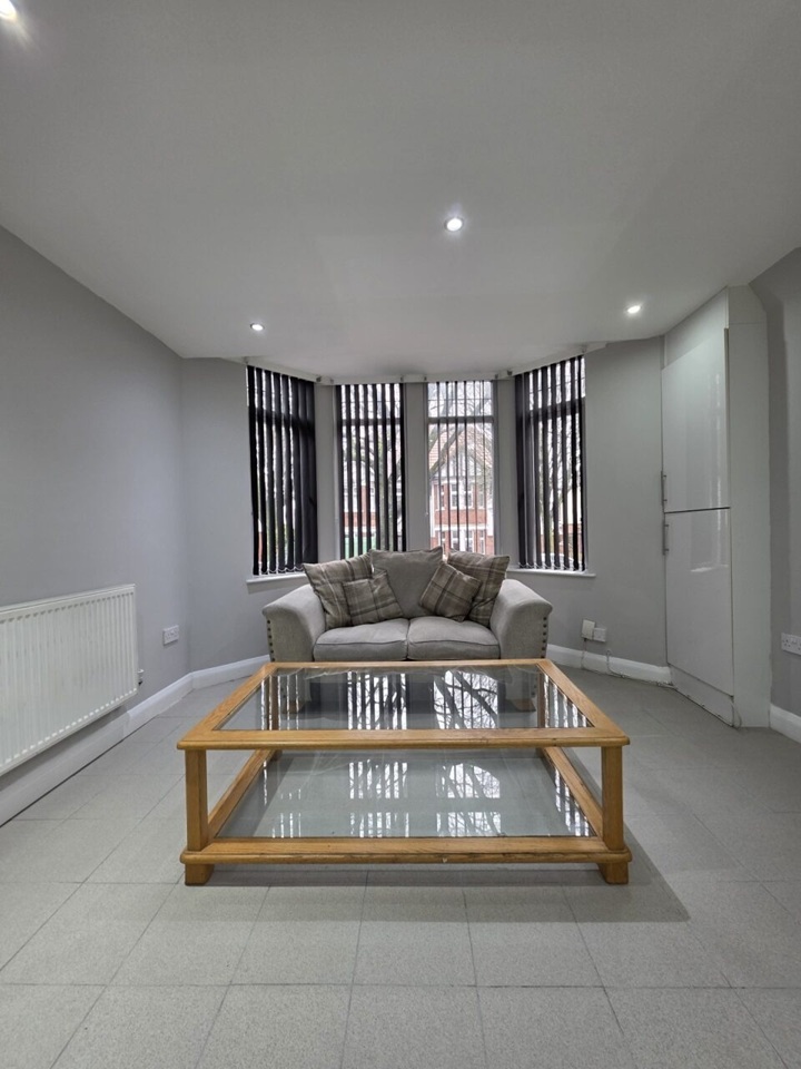 2 Bed Flat, Colchester Avenue, CF23
