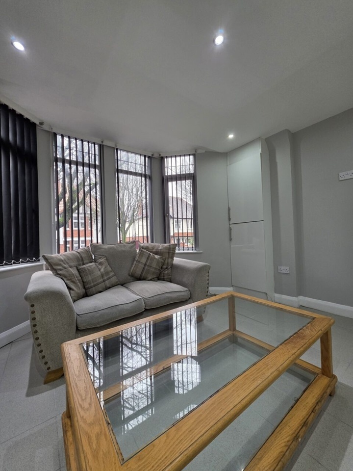 2 Bed Flat, Colchester Avenue, CF23 photo 2