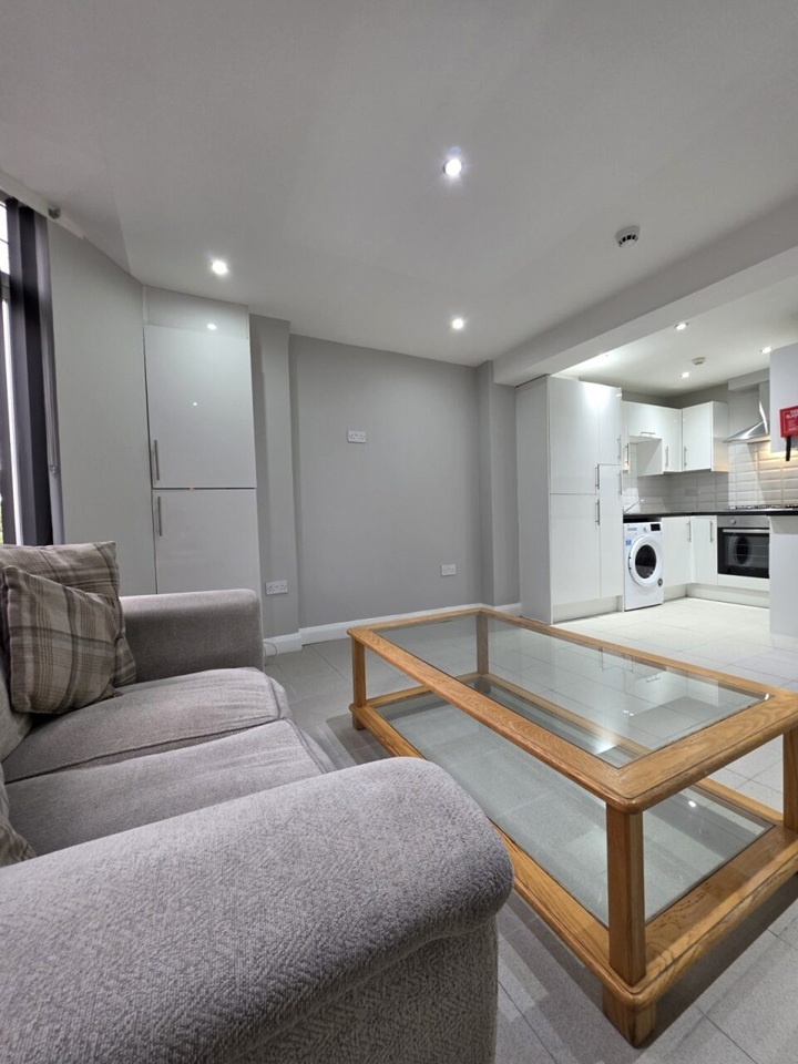 2 Bed Flat, Colchester Avenue, CF23 photo 3