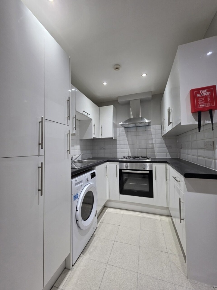 2 Bed Flat, Colchester Avenue, CF23 photo 4