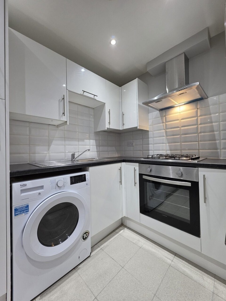 2 Bed Flat, Colchester Avenue, CF23 photo 5