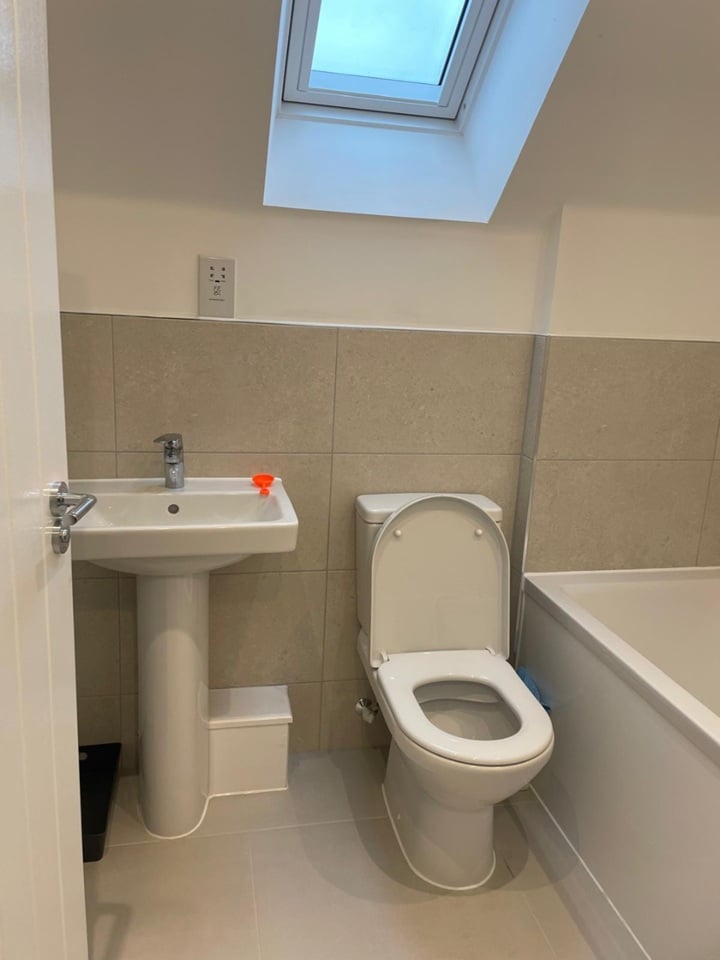 grays-room-in-a-shared-house-damson-close-rm17-to-rent-now-for