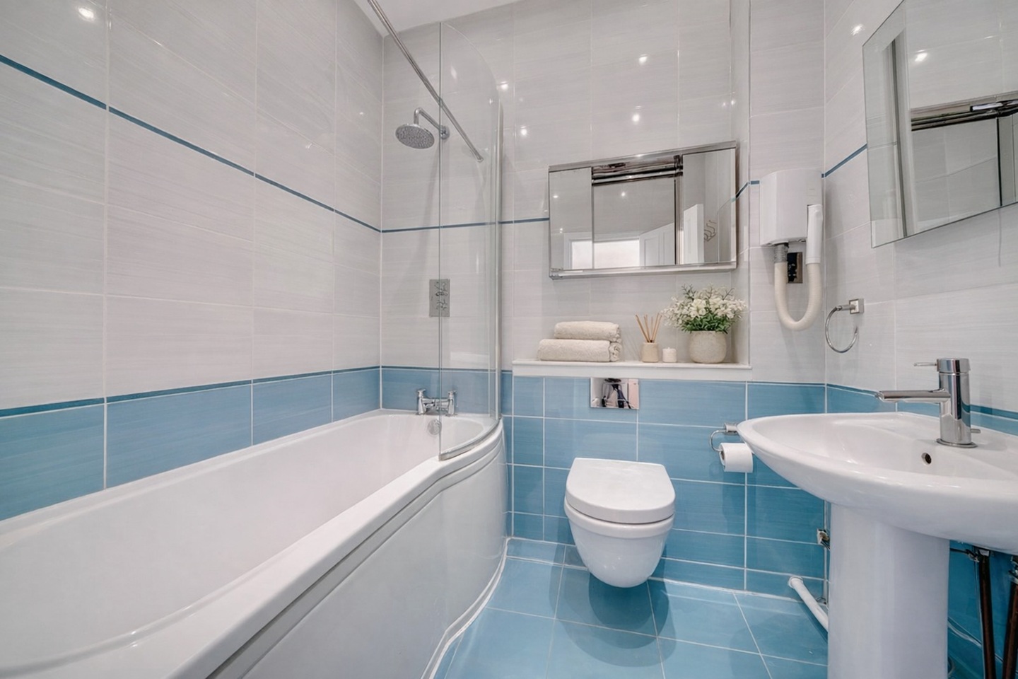 2 Bed Flat, Perham Road, W14 photo 3